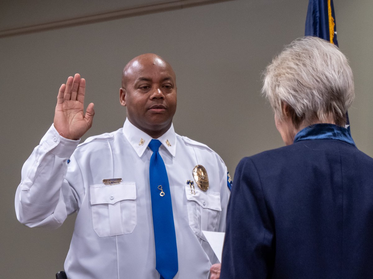 Starkville_PD's tweet image. Chief Mark Ballard and SPD would like to congratulate Assistant Chief of Police Henry Stewart.  Today, Assistant Chief Stewart was sworn in by Mayor Lynn Spruill. @bighurt1914 @lynn_spruill 

More photos and info: facebook.com/starkvillepd/p…