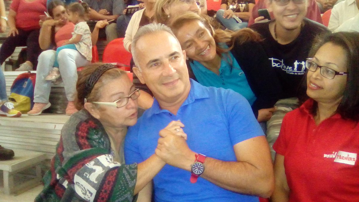 freddybernal_ve's tweet photo. Junto a nuestros líderes y lideresas de la Red de Articulación y Acción Sociopolítica participamos en Jornada de Orientación e Interacción junto al Pdte @NicolasMaduro. 

¡Ésta es la maquinaria del @PartidoPSUV ! 

#RAASVictoriaPopular 1/2 https://t.co/gWU4PVDac5
