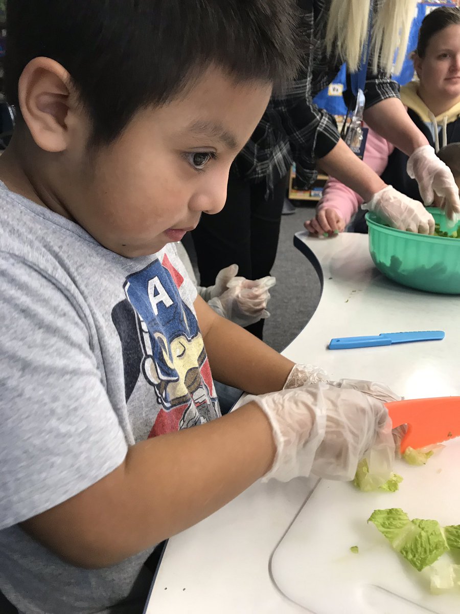 Along with our pals from Mr Worrell’s class, we spent Friday morning dicing up healthy vegetables from out planet earth to complete our week on planets  🌍