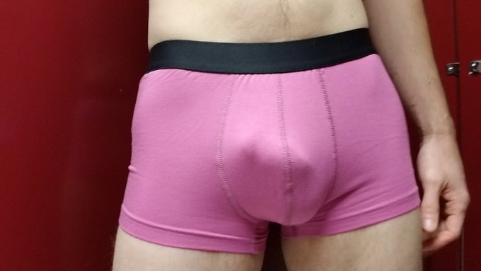 I'm digging these pink/purple undies https://t.co/XsyhincgAa