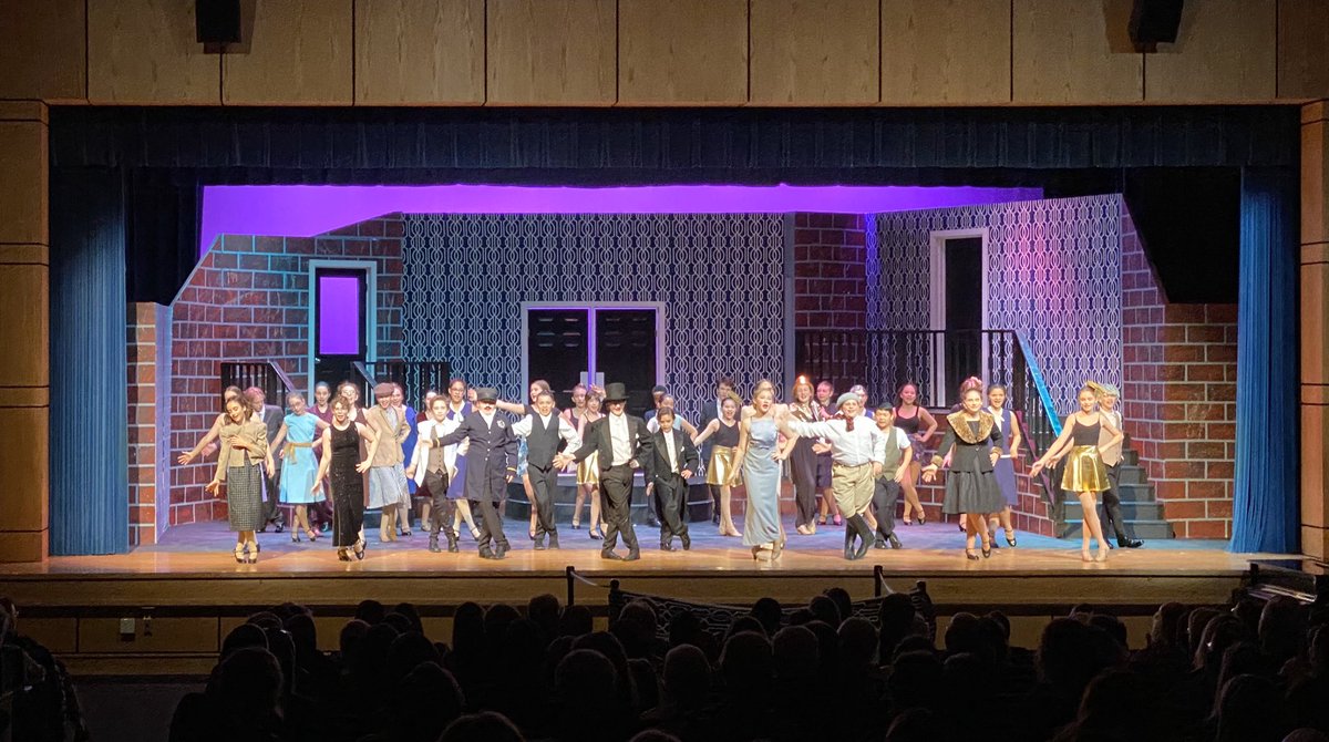 NHSMIDDLESCHOOL's tweet photo. What a great show! Please join Center Stage for their final performance of “Singing in the Rain” Saturday January 11 at 7:30.        Great job cast and crew!! https://t.co/6r9riQ00a6