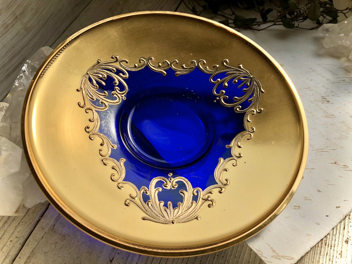 装飾的な青色と金色のカップ 装飾的な青色と金色のカップ 装飾的な青色と金色のカップ