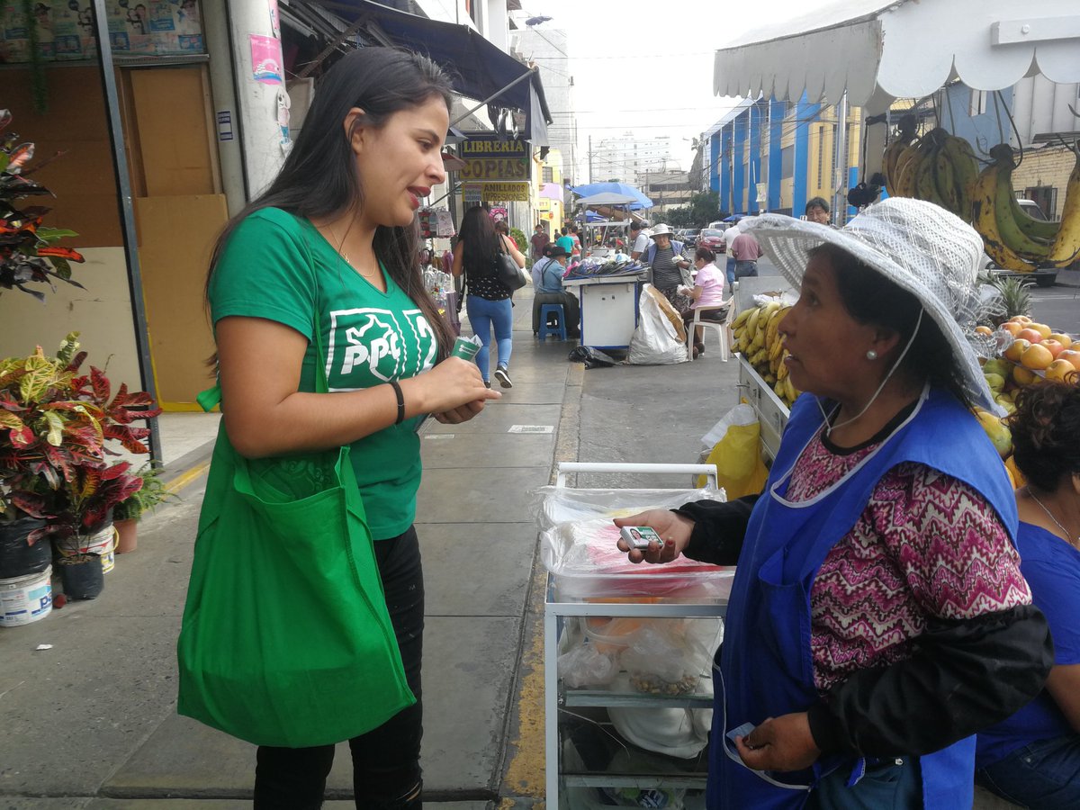 JHonorioVidal's tweet photo. Seguimos firmes llevando la propuesta del @ppc_peru, les comparto algunas fotos de mi recorrido por el Mercado N° 2 de Surquillo 🙋🏻♀️💚🇵🇪
#Ponle20AlCongreso #MarcaElMapa #TuVozEmprendedora https://t.co/mWPNZ9t3Ln