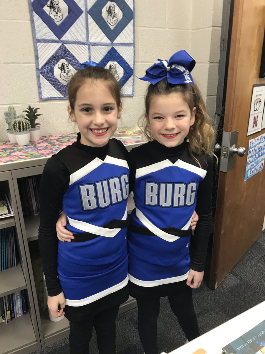 KinderPrincipal's tweet photo. Spirit Friday #faceliftfriday 5th grade won the Spirit Gnome!!! #makeschoolfunagain #moundgophers #gopherpride https://t.co/iq65Ju1PFQ