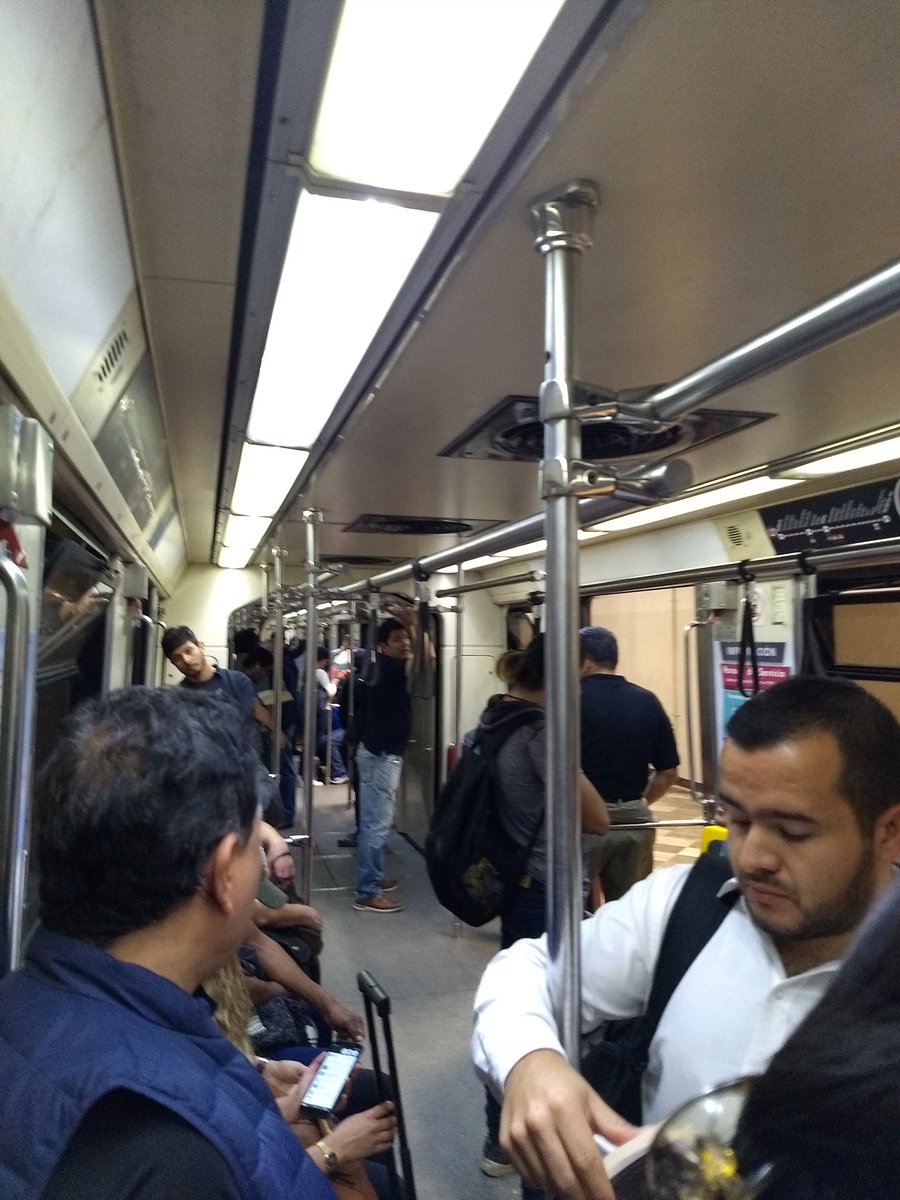 DesaparecidoEl's tweet photo. .@SITEURJAL llevamos 10 minutos parados en la estación Mezquita del Tren Ligero ¿Que está pasando? https://t.co/cSW7tticuu