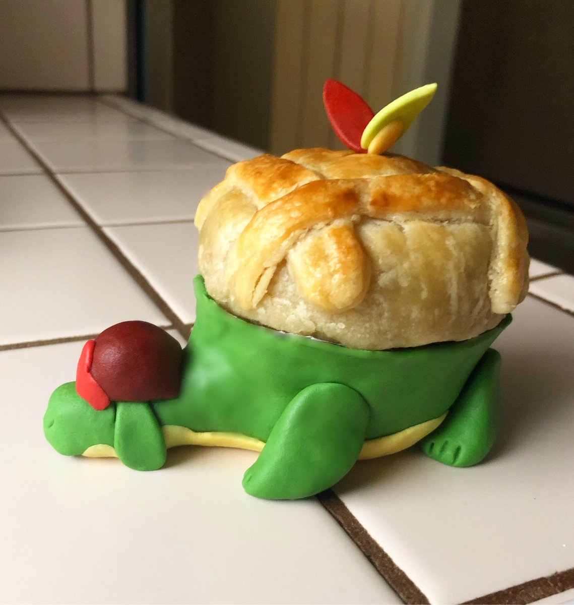 splatkelly's tweet photo. I made my precious apple babies using real apples and fondant!🍎🍏💖💕

Appletun has homemade pie dough and the GMax form has buttercream🥧🧁

#PokemonSwordShield #ポケモン剣盾 #カジッチュ #タルップル #Applin #Appletun https://t.co/ED1RKVJjNI