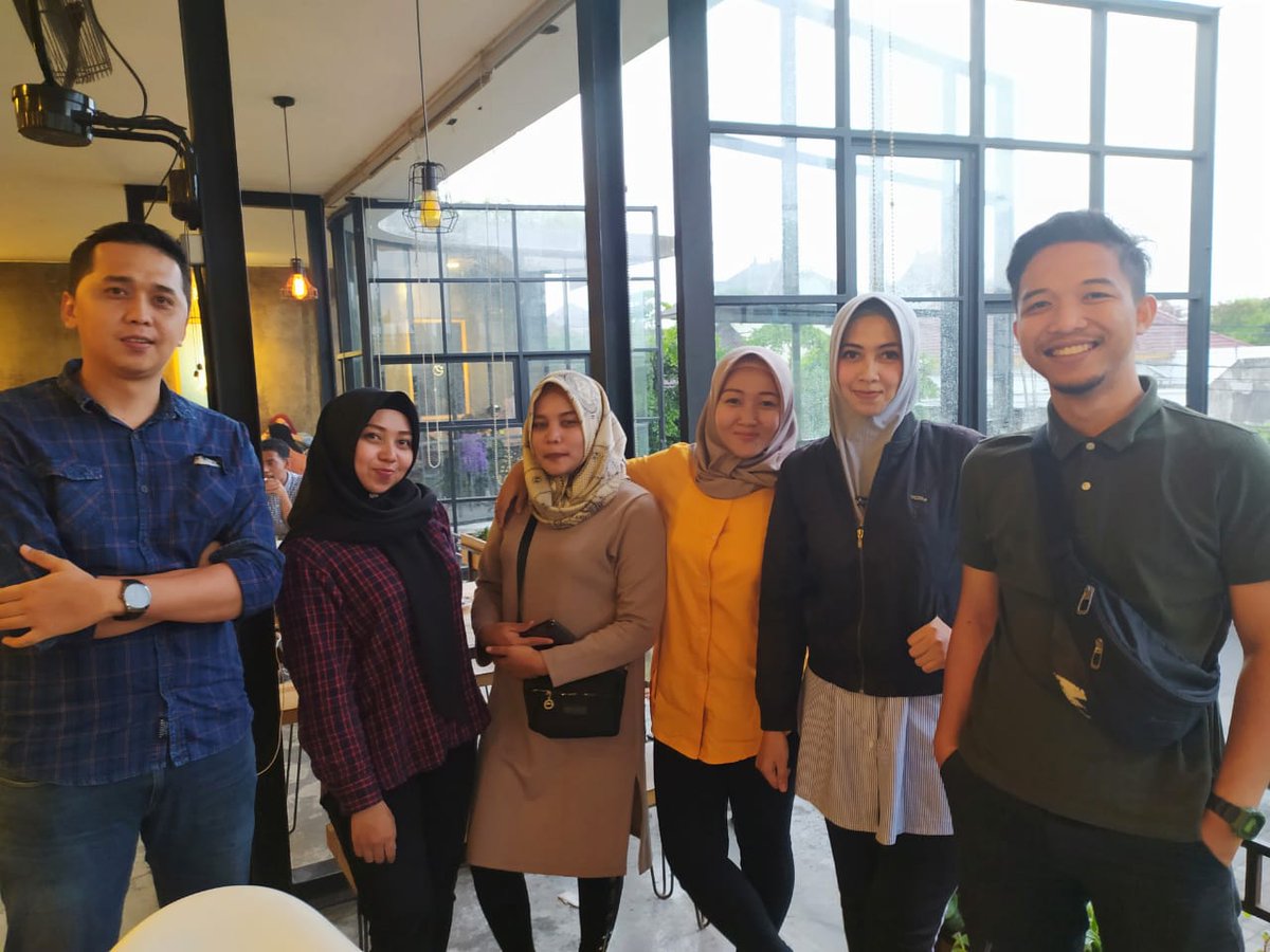 valentval's tweet photo. Temenan jaman putih biru, jmn nulis nama gebetan d binder.. ad yg wktu kelas 3 ga boleh masuk kelas gara2 ngelabrak adik kelas 🤣,ad yg kl ksih contekan pelit #saya haha, sehat terus ya rek biar isa silahturahmi terus 🤗 https://t.co/XcEXlOyP24