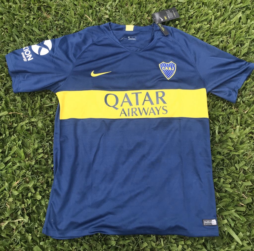 lavozdelfutbol2's tweet photo. #SORTEO 
•Ganate esta remera de #Boca en tan solo 4 pasos: 
1⃣ Dale RT a este tweet
2⃣ Seguí a @lavozdelfutbol2, @rinconbostero, @fanaxeneize1 y @PasionBosteraof 
3️⃣ Etiqueta a dos amigos 
4️⃣ Seguí a ambas páginas en Instagram para tener DOBLE CHANCE
✅ Sorteamos el 25 de enero. https://t.co/1IT4VTNDDB