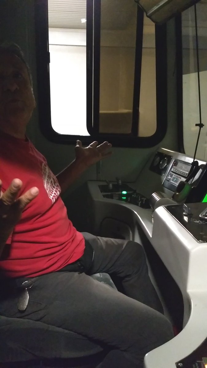 DesaparecidoEl's tweet photo. ,@SITEURJAL el chofer del tren dice que hubo un choque en la Estación España y que les ordenaron a todos a detener el servicio. Gracias por "informar" https://t.co/azBVC8vmIz