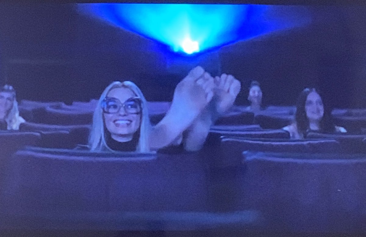 sonjarikhards's tweet photo. Er að reyna að njóta þess að horfa á Once upon a time in Hollywood en fóta fetishið hans Tarantino er að gera mér erfitt fyrir https://t.co/1S1wtI0AJt