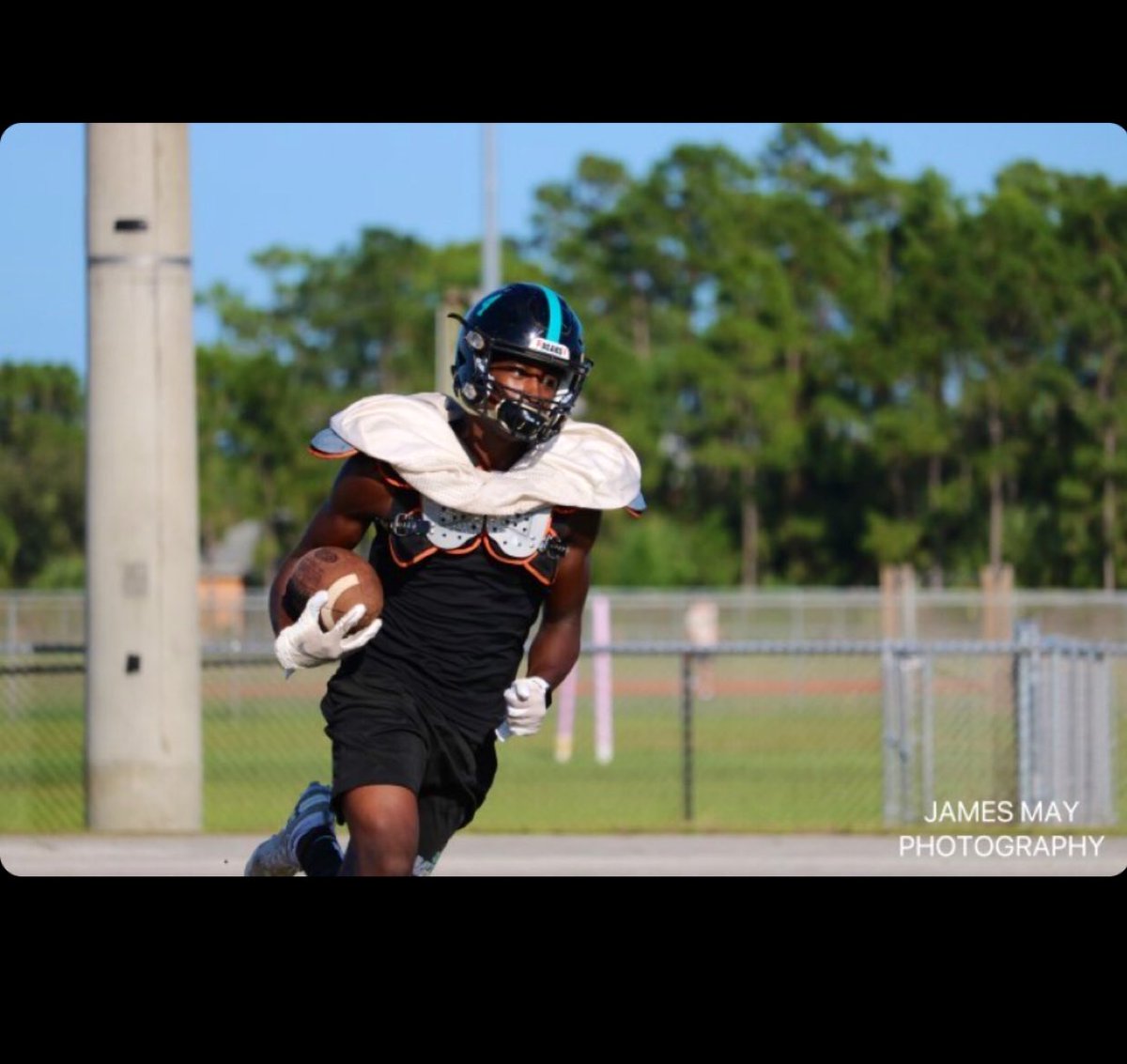 Chasesmith2021's tweet photo. Blessed to receive a scholarship offer from the University of Miami🟢🟠@CanesFootball @CoachBanda @CoachBroomfield @TahjaiGraham @donnie_cullen @cameron77977931 @loganbrabham2 https://t.co/NxmRwL84WE