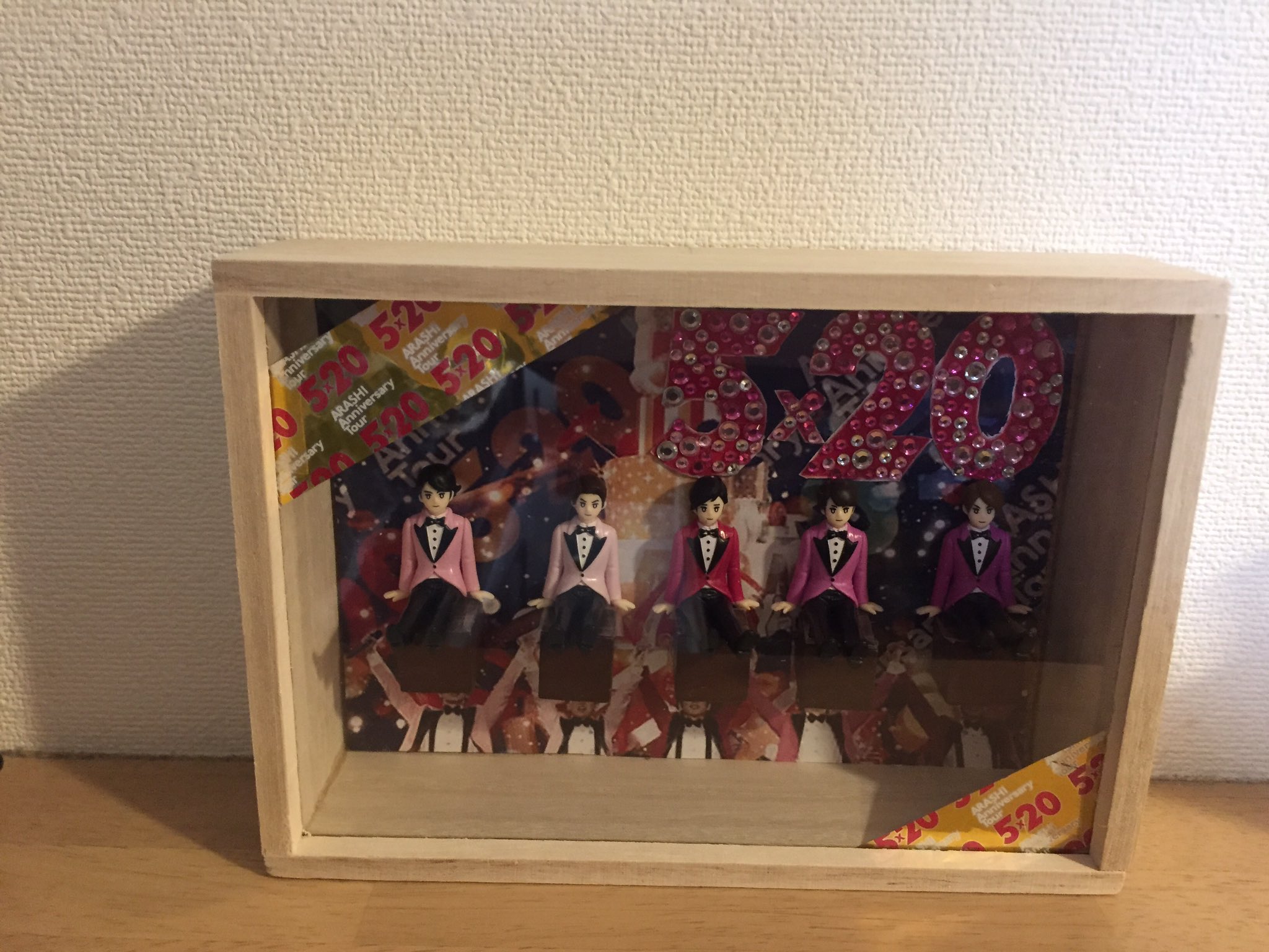 5 Amnos がぁこ フチ子嵐 なかなか満足の出来です キラキラシール貼るのが大変で あれをあのサイズで って想像して気が遠くなりそうだった 笑 最後のあらし の時の並び順で フチ子嵐と銀テ以外全部百均 コップのフチ子嵐 座る嵐