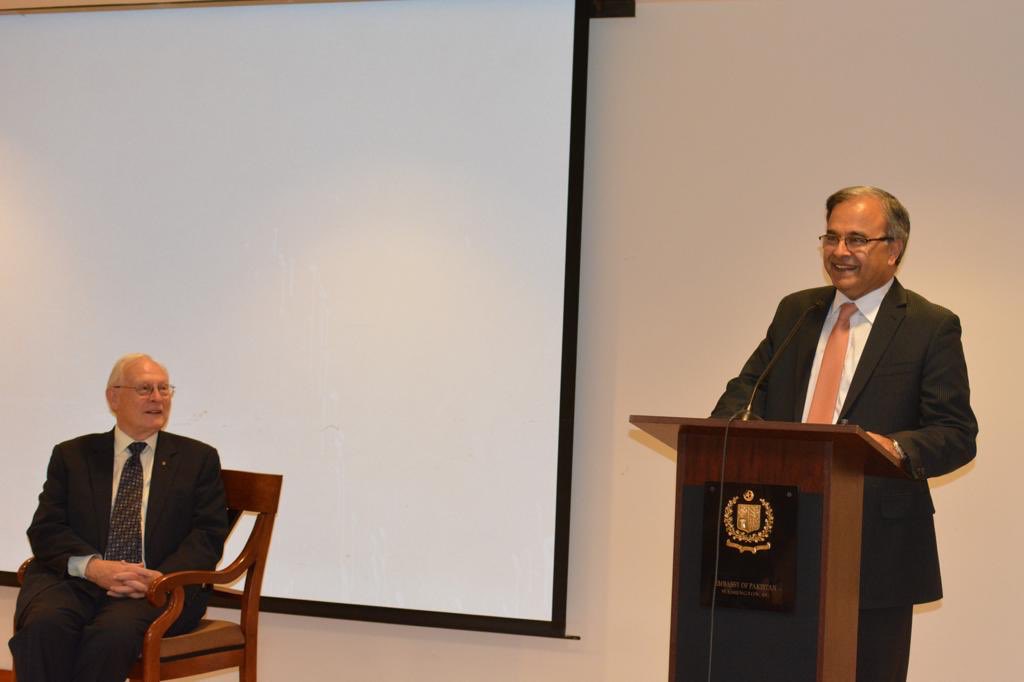 asadmk17's tweet photo. Had great interaction with a group of university students from across the U.S., currently undergoing a short program at @Osgood_Center. They took keen interest in #Kashmir n regional security situation @PakEmbassyDC @ForeignOfficePk https://t.co/3z9TZfbHiu