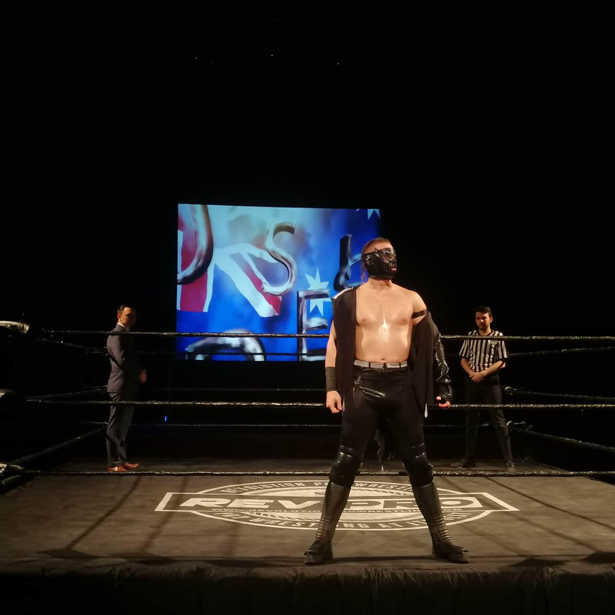 Thais_Celine's tweet photo. I love the new Kyle even more 🥰🖤
#AussieArrow
#KyleFletcher
#RevPro
#NewYearsRevolution https://t.co/OCGlejXOtt