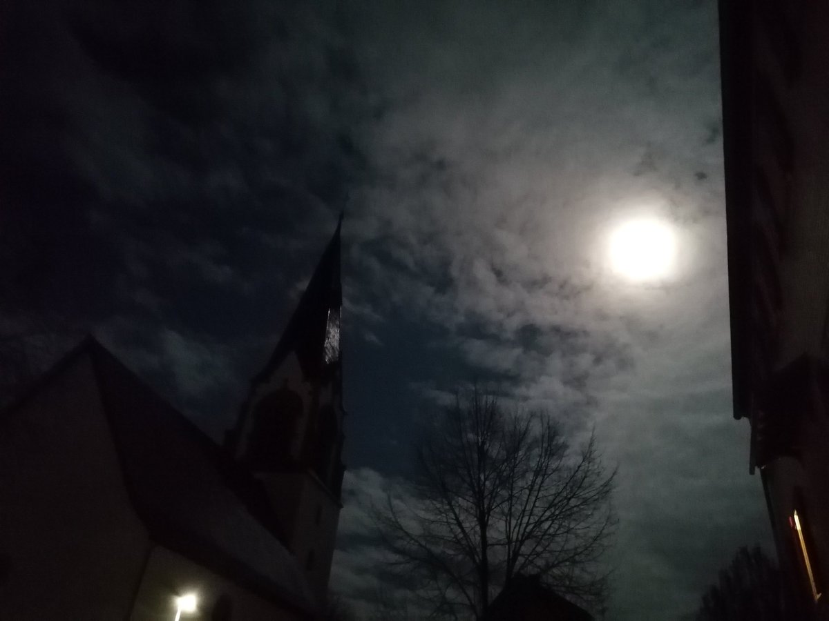 Krimipfarrer's tweet photo. #Vollmond neben der Kirche #Schefflenz heute Abend. https://t.co/usFRJz3QxJ