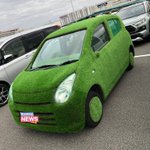 これはまさに草!草に包まれた自動車が発見される!