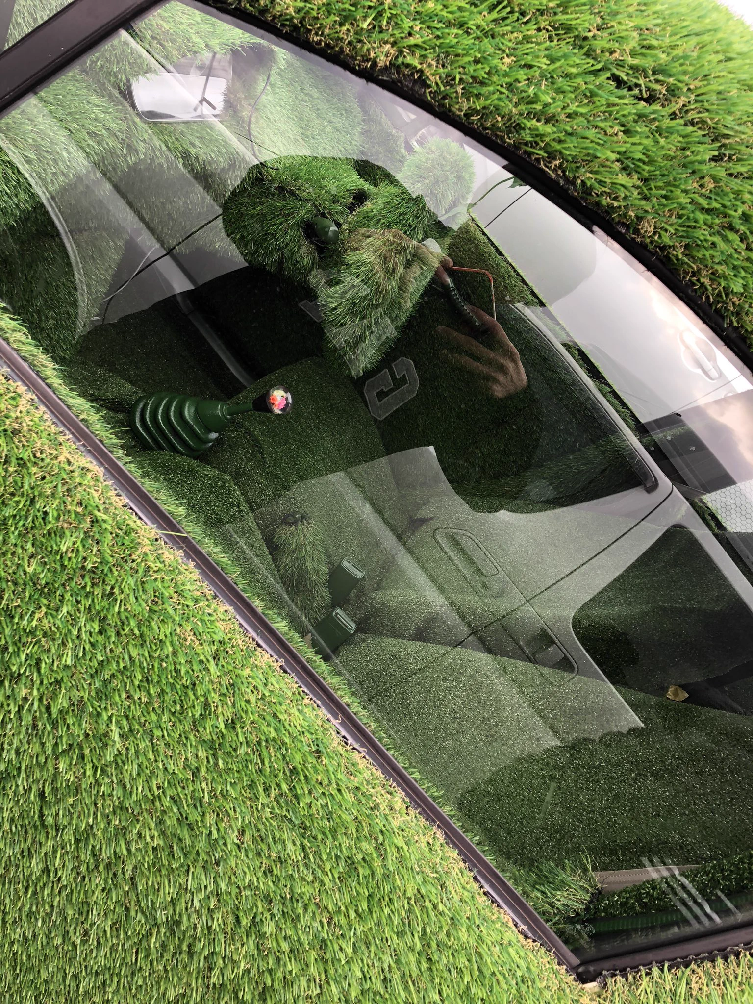 これはまさに草www草に包まれた自動車が発見されるwww