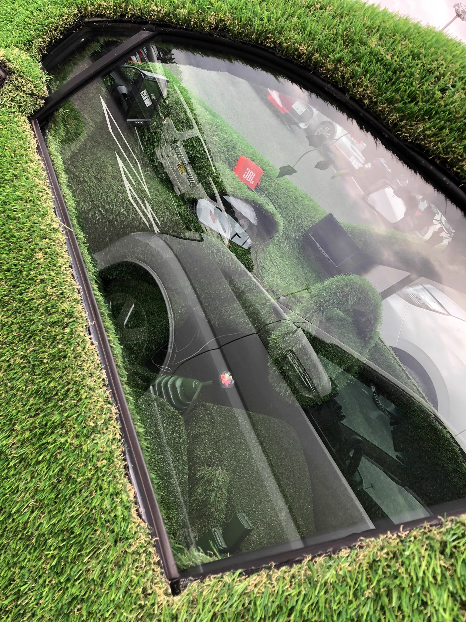 これはまさに草www草に包まれた自動車が発見されるwww