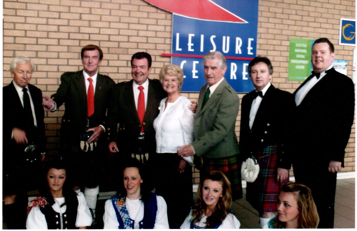 mezzocheryl's tweet photo. Gordon @creemusic photographed with Tom and Jack Alexander 11 years ago - in a starry lineup of Scottish Showbiz legends - when he was MD of a variety show at The Citadel, AYR. The good old days. #tomalexander #thealexanderbrothers https://t.co/oayXGeYV5U