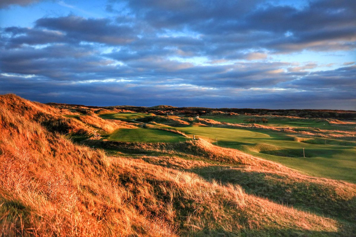 The #WolfMoon rises over the clubhouse at Rye Golf Club <a href="/TheRyeGolfClub/">Rye Pro Shop</a> <a href="/OxCamGolf/">Oxford&CambridgeGolf</a> #PresidentsPutter  #ThePutter wonderful amateur golf - what an event and it never lets me down for a picture or two <a href="/GettySport/">Getty Images Sport</a> truly how golf should be played. First shots of 2020