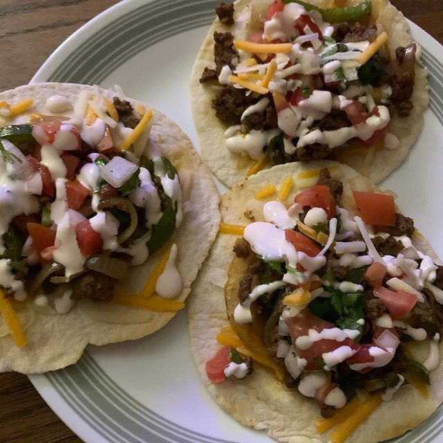 lularoemelm's tweet photo. Yummy dinner last night thanks to @hellofresh. I’m really enjoying my weekly boxes and the fact that I barely have to go to the grocery store. #dinnerforone #eatingalone #tostadas #worldfare #yum https://t.co/e50NafkGAF https://t.co/YE5OCvQoOI
