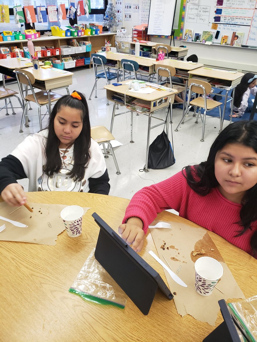 BilingualCDiaz's tweet image. 5th Grade learned how farming affects the Earth's Systems by "mining" for coal! 🍪🍪 #TCIScience #dg58learns #dg58pride