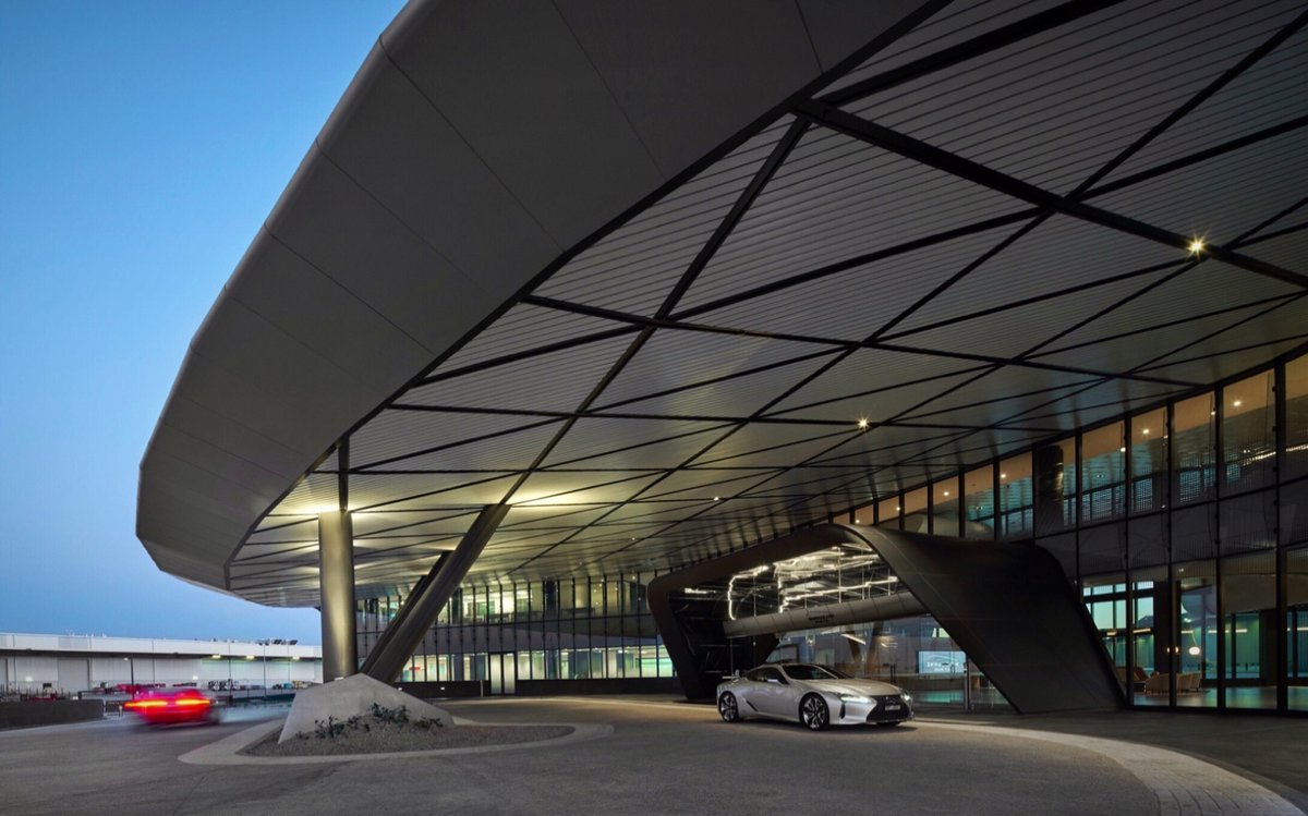 Wouldn’t you agree, that this is the best kind of airport pick- up &amp; drop-off zone? 
#fboexperience #fbo #privateaviation 
#jetbase #privatejet 
#businessaviation #flymjb