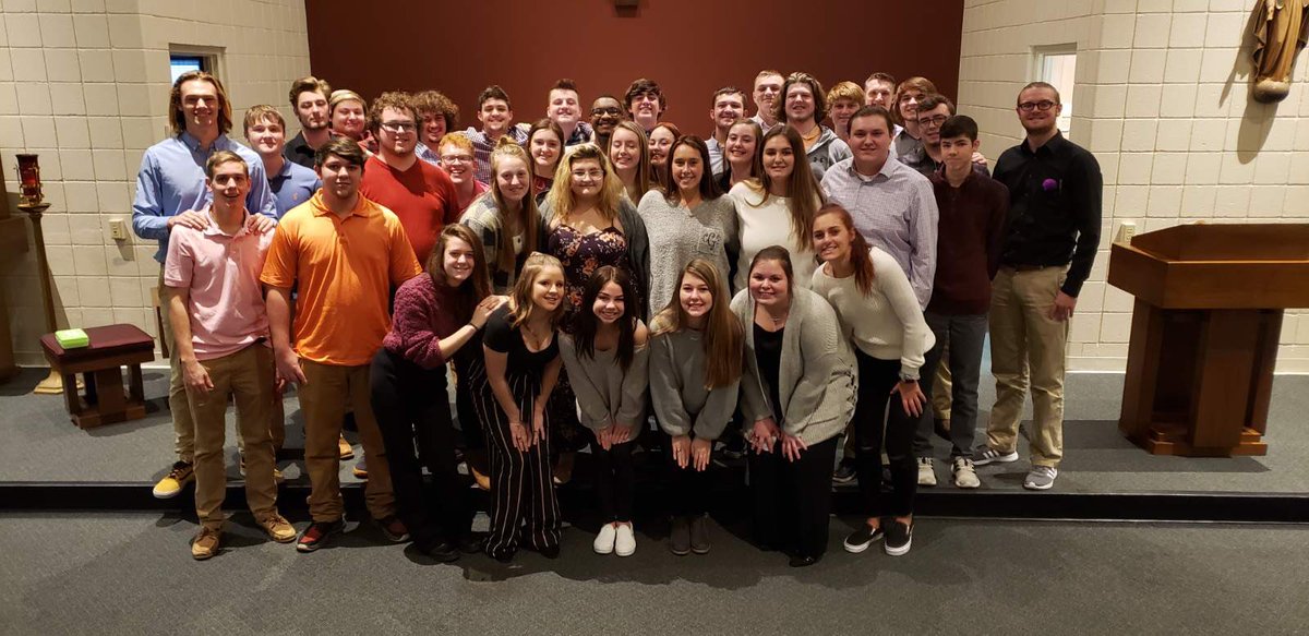 HCHSCougars's tweet photo. Another successful Senior Retreat is in the books! A huge thank you to Sister Maryann &amp; all of the team who made retreat possible! Also a big thank you to Fr Bill for always making time to share in this experience with our students! #LiveTheFourth https://t.co/1PemuyIJ7Y