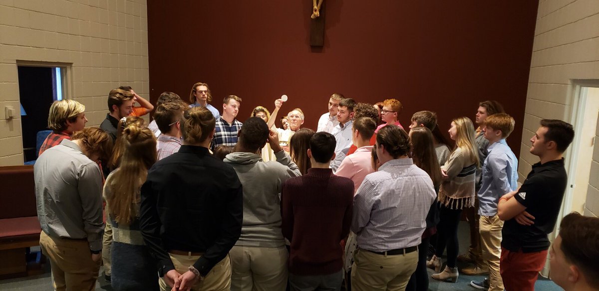 HCHSCougars's tweet photo. Another successful Senior Retreat is in the books! A huge thank you to Sister Maryann &amp; all of the team who made retreat possible! Also a big thank you to Fr Bill for always making time to share in this experience with our students! #LiveTheFourth https://t.co/1PemuyIJ7Y