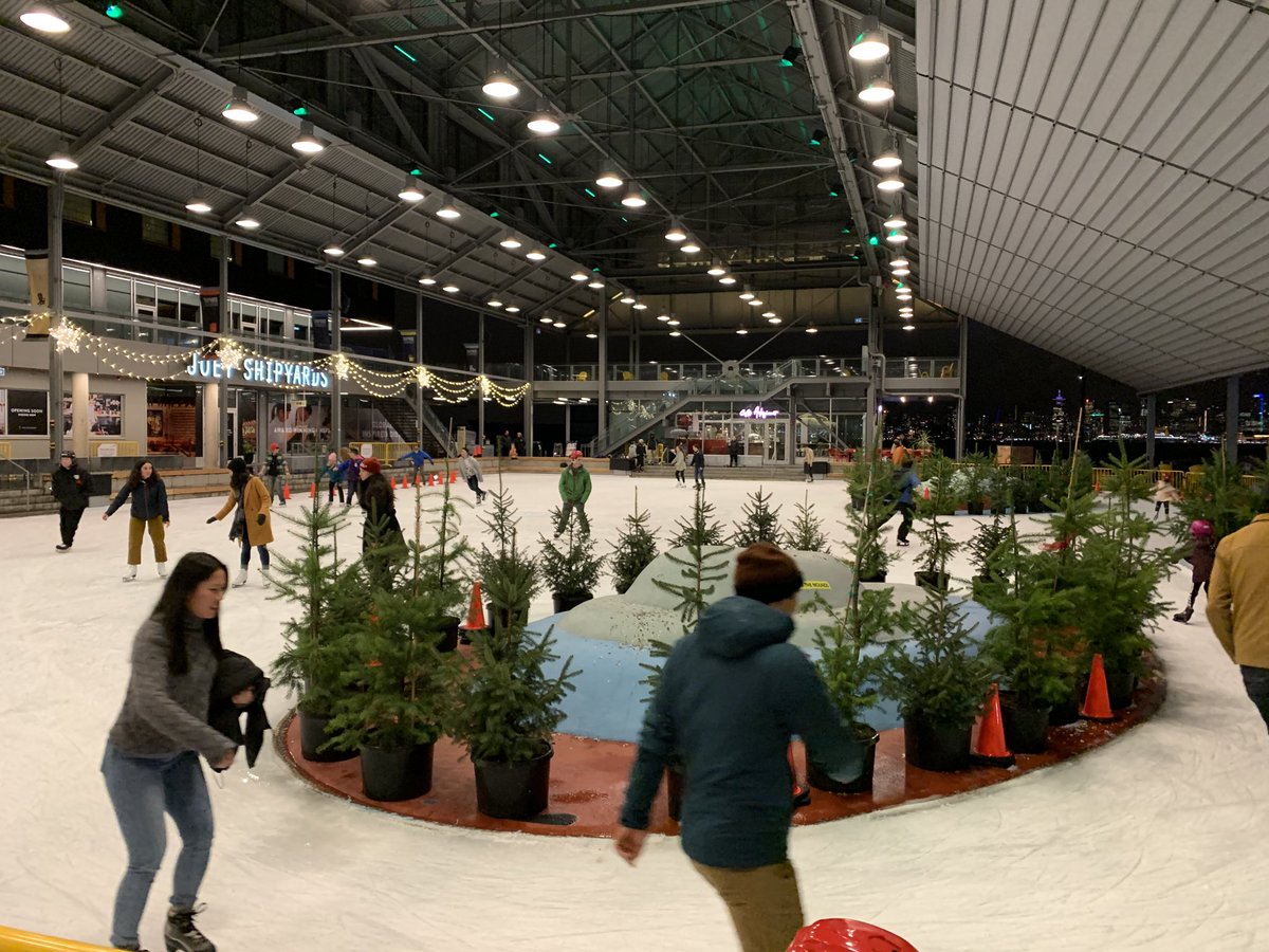 Nice to see so many people and families enjoying the Shipyards Commons ice skating under cover on a rainy night. #NorthVancouver ⁦<a href="/CityOfNorthVan/">City of North Vancouver</a>⁩