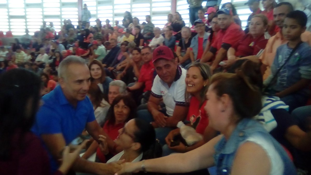 freddybernal_ve's tweet photo. Junto a nuestros líderes y lideresas de la Red de Articulación y Acción Sociopolítica participamos en Jornada de Orientación e Interacción junto al Pdte @NicolasMaduro. 

¡Ésta es la maquinaria del @PartidoPSUV ! 

#RAASVictoriaPopular 1/2 https://t.co/gWU4PVDac5
