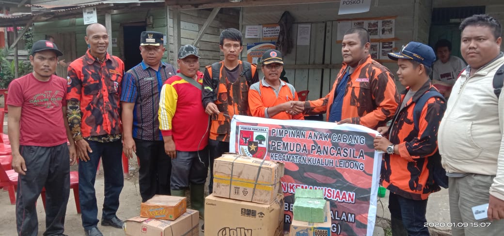 Menyerahkn bantuan kepda korban bajir d desa hatapang kab.labura