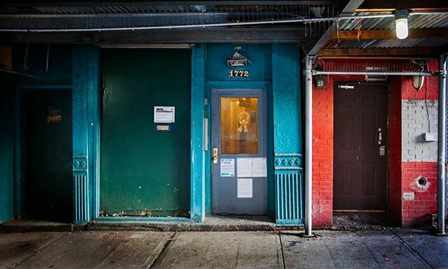 riverkentucky's tweet photo. Doorways. 
#manhattan #nyc #canon #canonL #doorways #contrast #composition
#dowhatyoulove #instagood #ig_color #InstaPhoto #IGworldclub #UrbanPhotography #streetwalk #streetphotography #Street_Photo_Club #StreetView #igphotography #Photo https://t.co/TI5bpAXmge https://t.co/QxKesg2c08