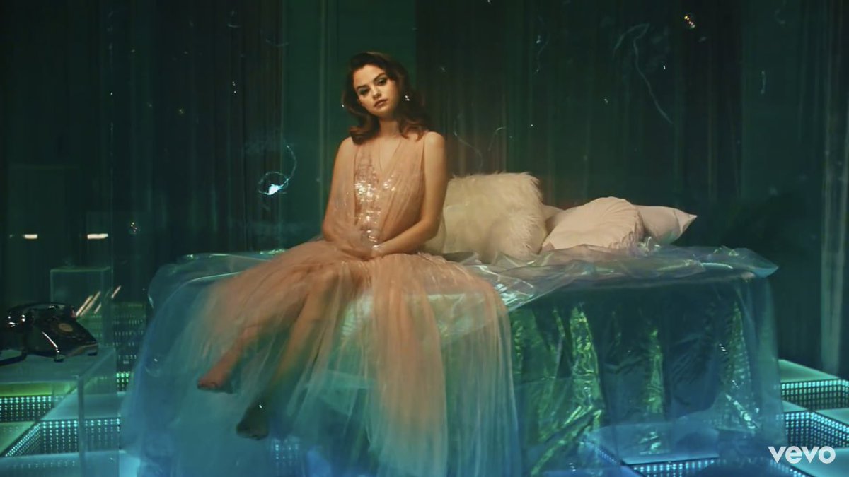 BackToTaylena's tweet image. THIS WHOLE LOOK WAS A SERVE 😍 #RareOutNow #RareMusicVideo