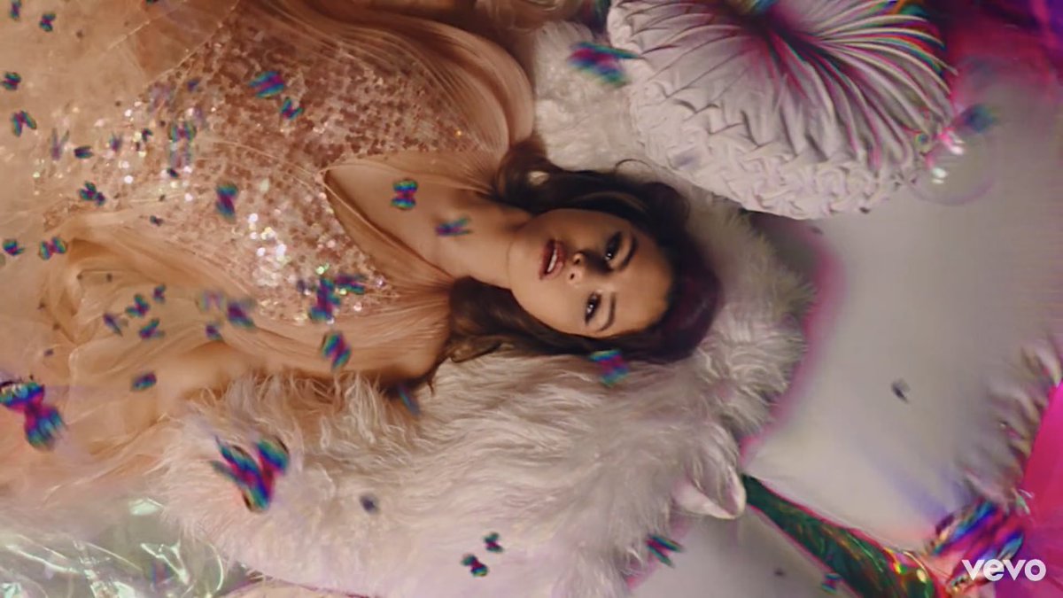 BackToTaylena's tweet image. THIS WHOLE LOOK WAS A SERVE 😍 #RareOutNow #RareMusicVideo