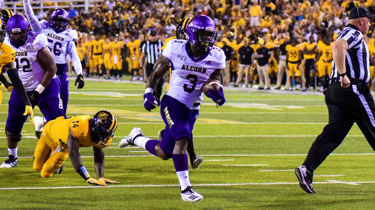Slim_LastKing's tweet photo. Crazy to have been at the same school as somebody you grew up competing against & seeing how he still dominating on field. S/o to whoever recruited him to @BRAVESSPORTS He showed up, pipped up & seeing about a future in the league. I salute you brother #Stycomd @_Deshawn2 https://t.co/S0Rbg4T6tu