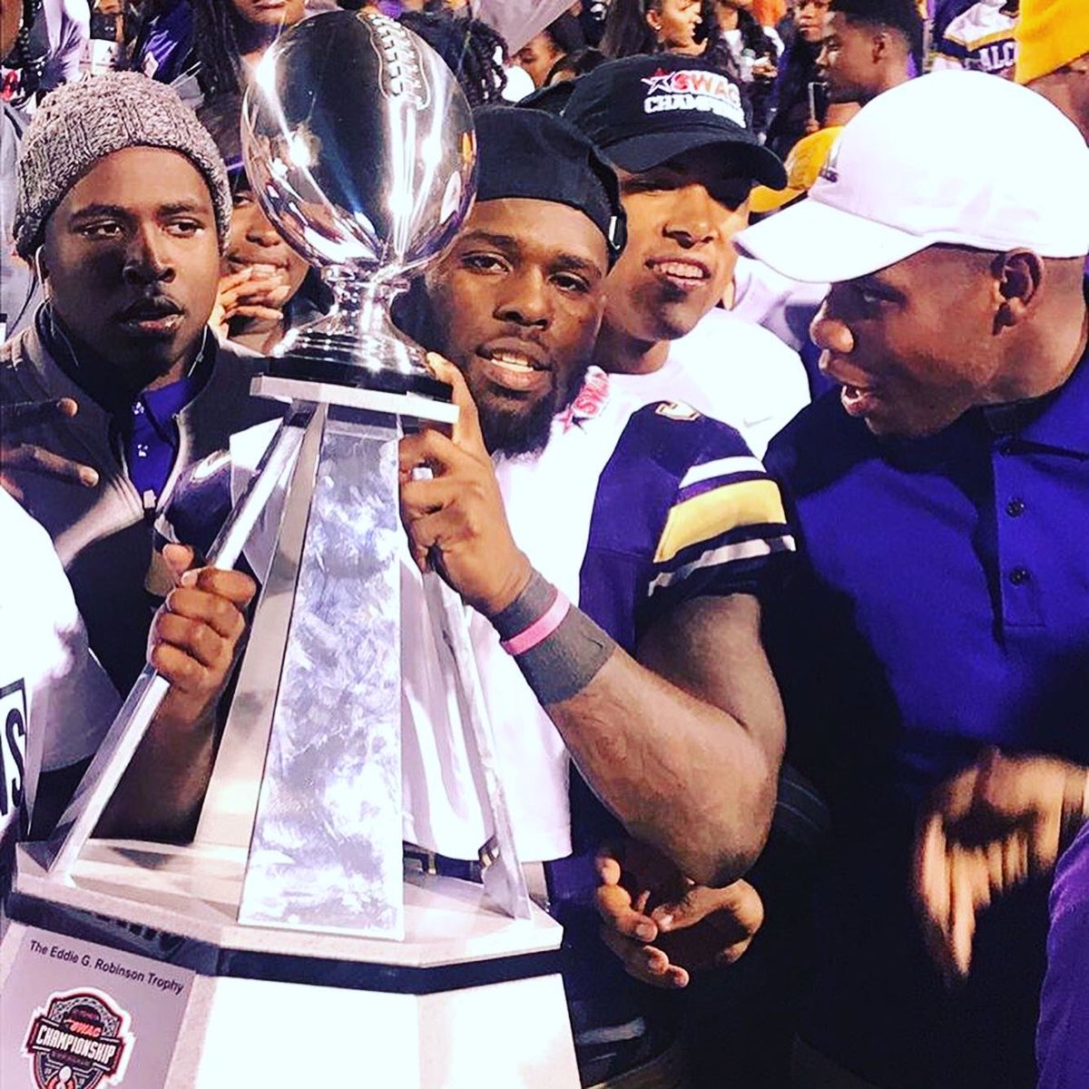 Slim_LastKing's tweet photo. Crazy to have been at the same school as somebody you grew up competing against & seeing how he still dominating on field. S/o to whoever recruited him to @BRAVESSPORTS He showed up, pipped up & seeing about a future in the league. I salute you brother #Stycomd @_Deshawn2 https://t.co/S0Rbg4T6tu