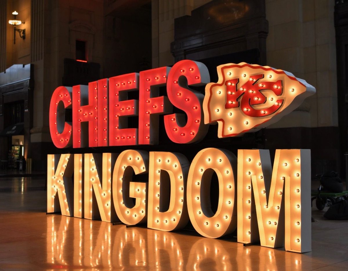 UnionStationKC's tweet image. Red Friday at Union Station. LET’S GO CHIEFS!!!! ❤️💛

Skyline photo by @PeopleofCowtown.