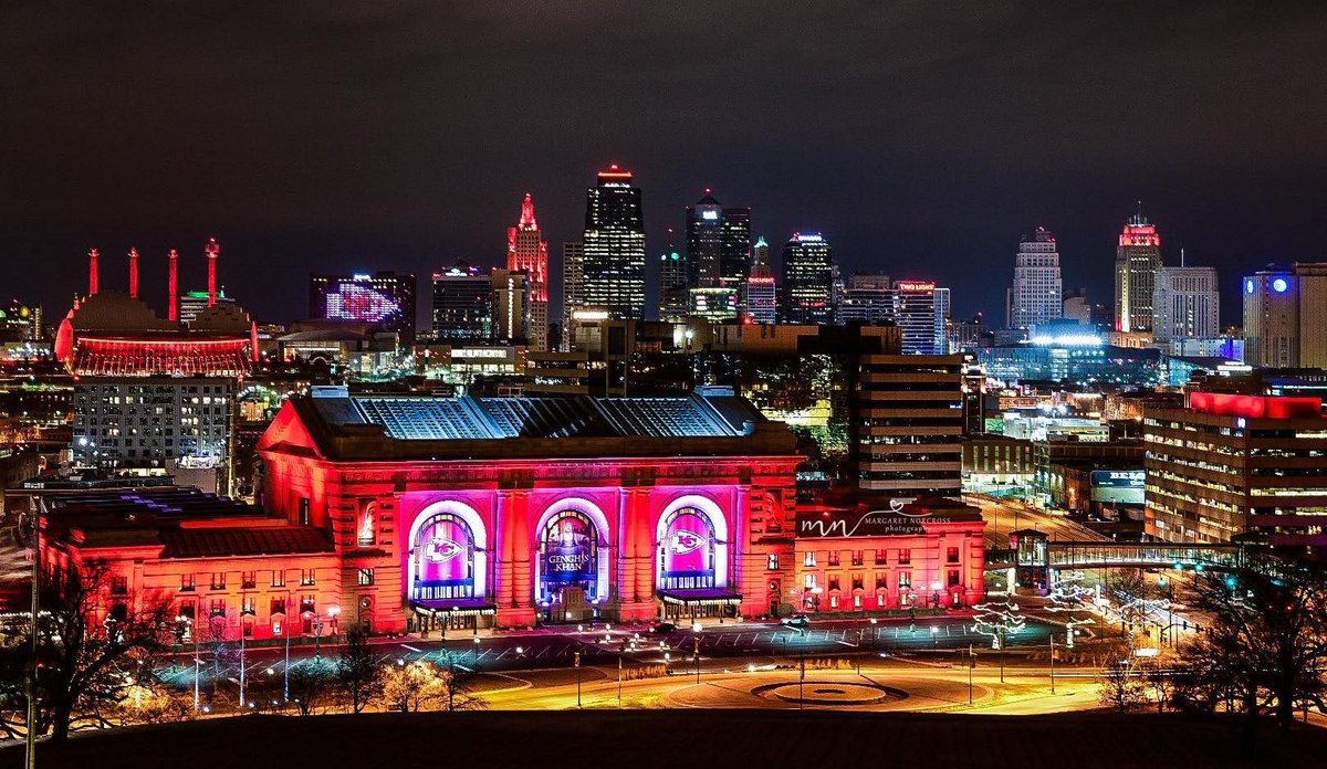 UnionStationKC's tweet image. Red Friday at Union Station. LET’S GO CHIEFS!!!! ❤️💛

Skyline photo by @PeopleofCowtown.