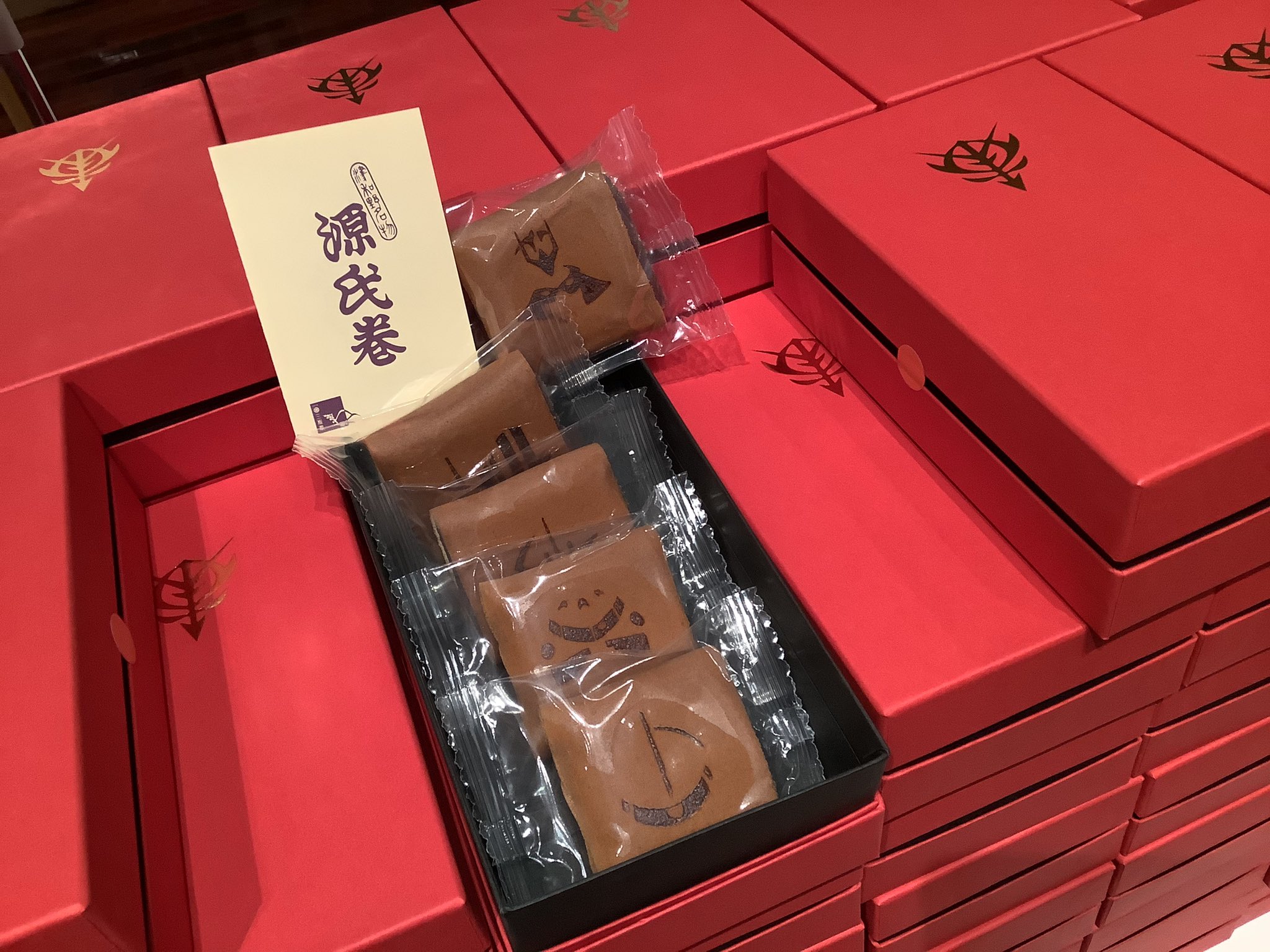 富野由悠季の世界展 島根会場 本日10 00から開幕しました 島根会場限定グッズ情報が登場です シャア専用源氏小巻 地元の老舗和菓子店 三松堂 とのコラボ企画です 津和野名物源氏巻を一口サイズにカットし シャア専用焼印を押しました 数量 富野由悠季の世界展 島根会場 本日10 00から開幕しました 島根会場限定グッズ情報が登場です シャア専用源氏小巻 地元の老舗和菓子店 三松堂 とのコラボ企画です 津和野名物源氏巻を一口サイズにカットし シャア専用焼印を押しました 数量