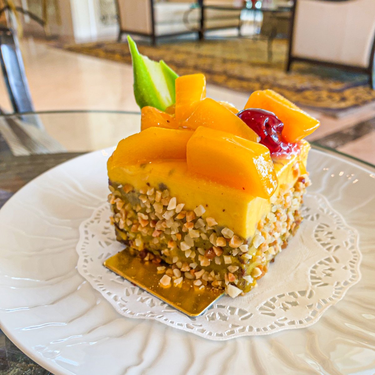 ／
タイ王室の保養地であるリゾート🏖️
＼

【ホアヒン】

連休でタイのホアヒンというところに来てます✈️

バンコクから車で3時間🚗
ホアヒンは王室の保養地として古くから発展した優雅な気品漂うリゾート地です🏖️

ホテルは「デュシタニ」に宿泊します🏨
グルメレポートをお楽しみにください👍