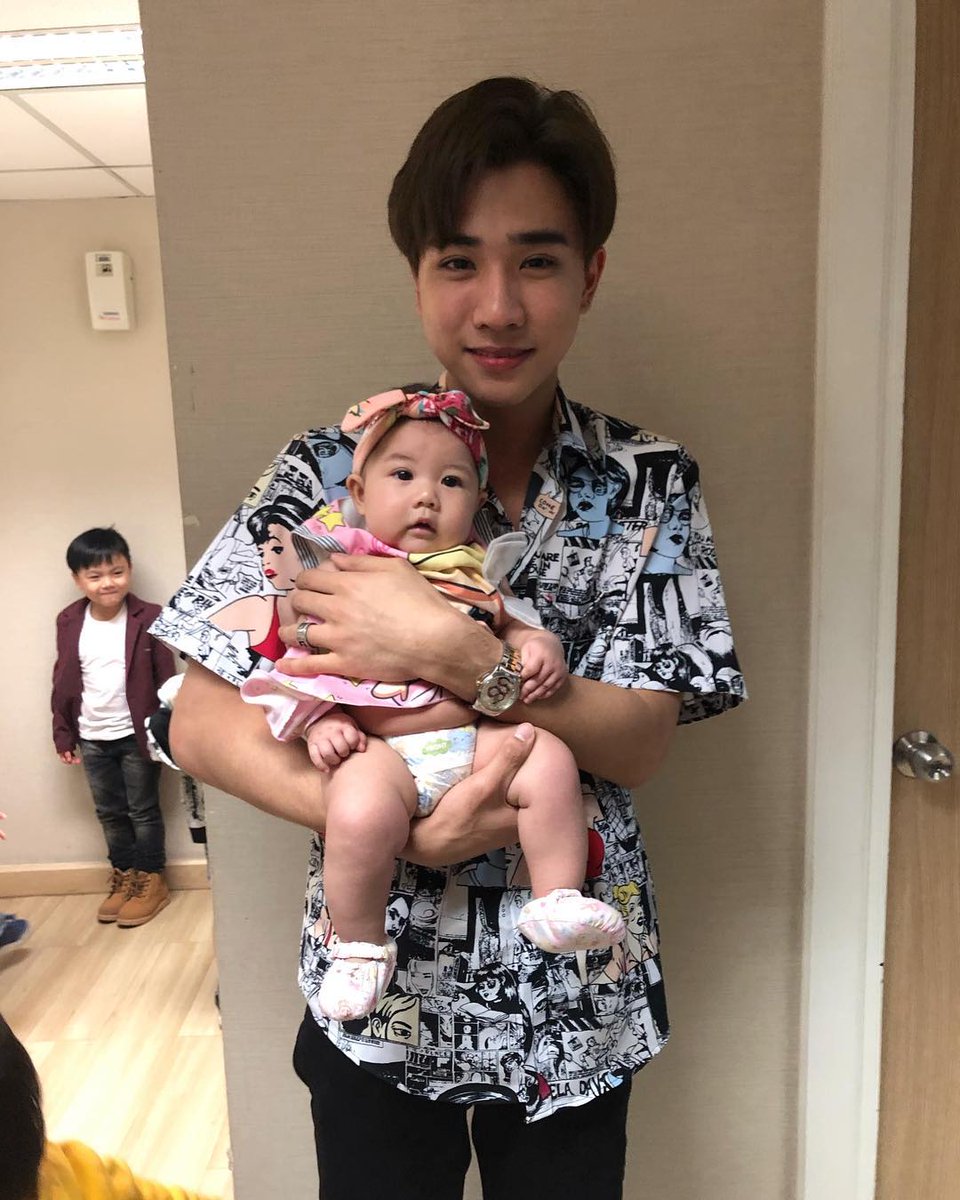 MuayJaaaaaaa's tweet photo. น่ารักกกชอบเวลาน้องอยู่กับเด็ก 
เอ็นดูววววความรักเด็กของน้อง
ธนพนธ์คนอ่อนโยนกับเด็ก. 😊😚  
สุขสันต์วันเด็กนะคับ 😘
#KidsDayBabyPerth https://t.co/nIY1F737xw