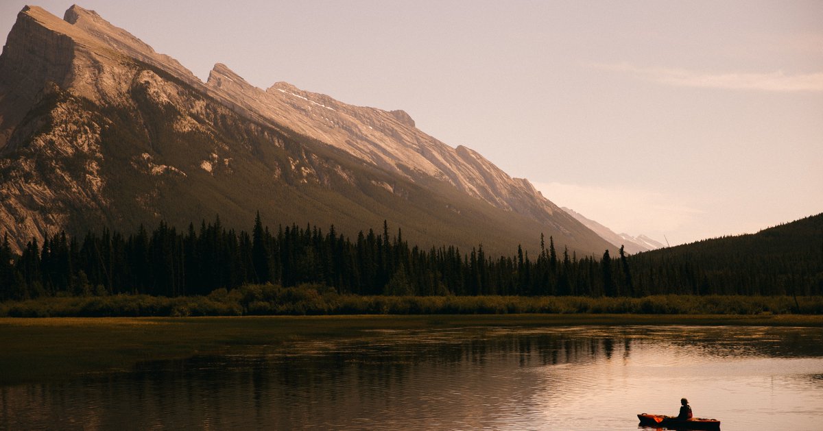 BanffCanoeClub's tweet photo. All the colours of the Bow Valley. What's your favourite time of day, dusk or dawn? https://t.co/VAPxHgV1Ra