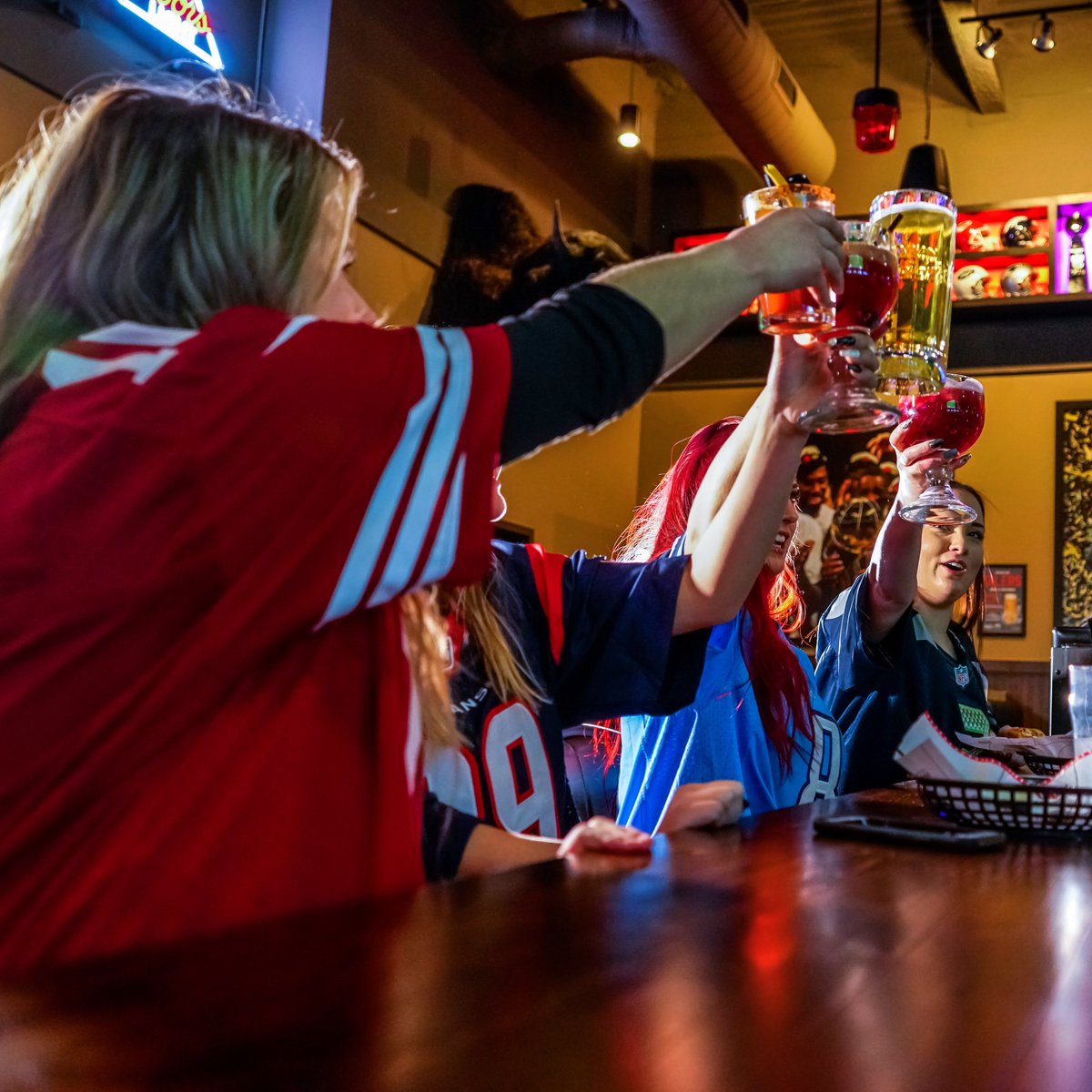 TheCDNBrewhouse's tweet image. 🏈 $50 Gift Card GIVEAWAY! 🏈

Retweet this and follow us for your chance to win a $50 gift card! 

Extra entries will be given to people that do 13 jumping jacks, clap 3 times and yell “GIMME THAT GIFT CARD” in the middle of a Brewhouse. Winner contacted on Monday! 

#brewhouse