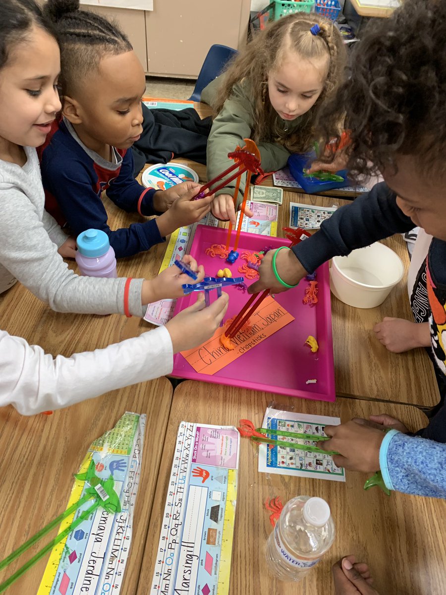 RHLeeESGrade1's tweet photo. Today we learned how different cultures around the world eat their food. Students had a blast role playing and “sharing a meal” with their friends. @RHLeeESAACPS https://t.co/g4UaRjUrBG