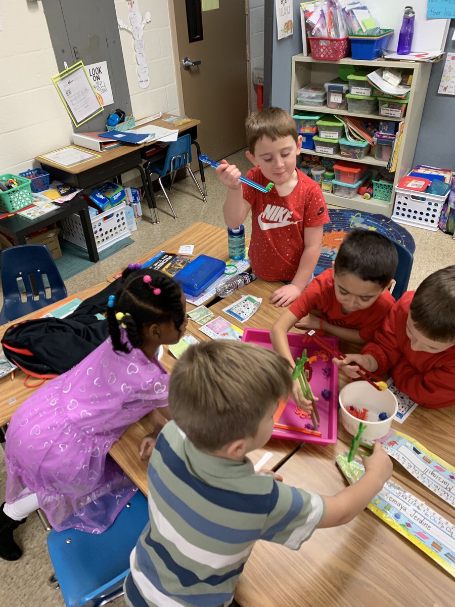 RHLeeESGrade1's tweet photo. Today we learned how different cultures around the world eat their food. Students had a blast role playing and “sharing a meal” with their friends. @RHLeeESAACPS https://t.co/g4UaRjUrBG