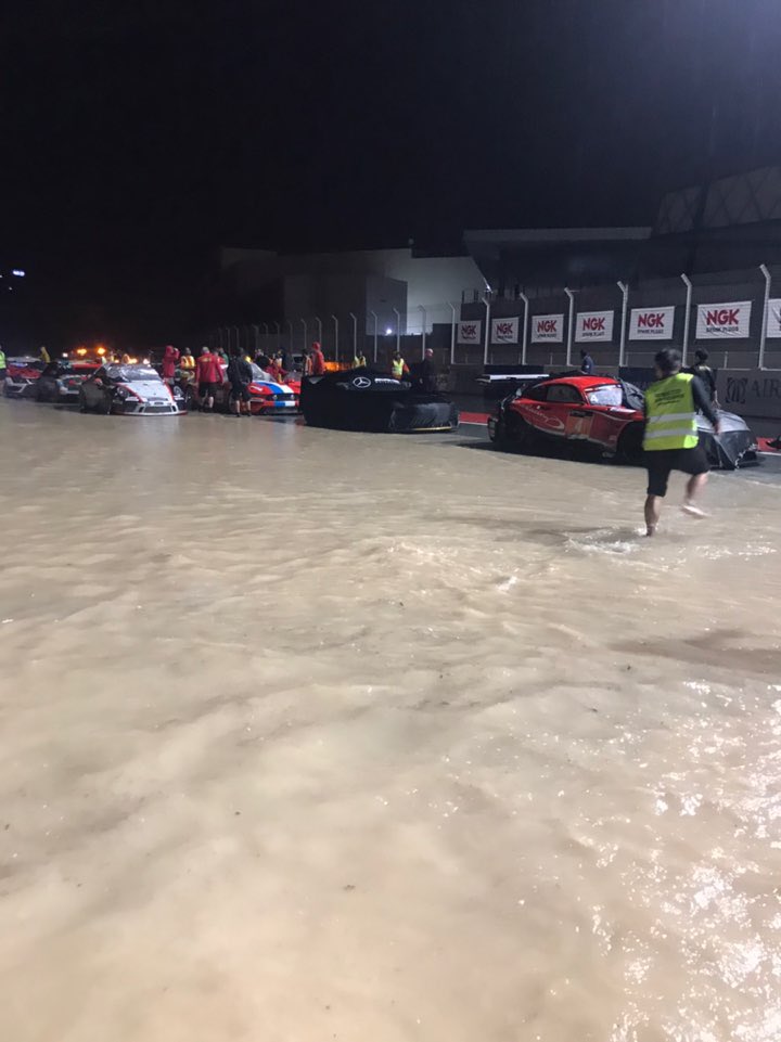 Dubai24レースは夜中から大雨により赤旗

更にサーキット自体の排水性能が悪く、ピットを含め各箇所で浸水😱

残り9時間。まだ復旧しなそう。

#dubai24h #atlasbxmotorsports  @ Dubai Autodrome