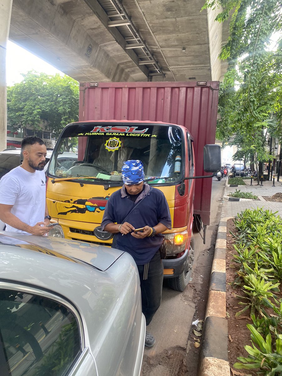 IntanPradisa's tweet photo. @TMCPoldaMetro mohon bantuannya kalau melihat mobil truk ini. Hari Minggu 29 Des 2019, sore hari, truk ini nabrak mobil saya dan janji hari ini akan menyelesaikan tanggung jawabnya. Sampai skrg driver &amp; PT Kurnia Sarana Logistik tidak ada itikad baik untuk menyelesaikan. https://t.co/eo7jdfVmOq