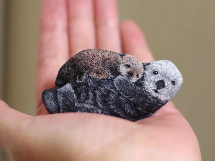 ❤️ RT <a href="/womensart1/">#WOMENSART</a>: Japanese artist Akie Nakata (known as Akie) turns found stones and rocks into animal paintings #womensart