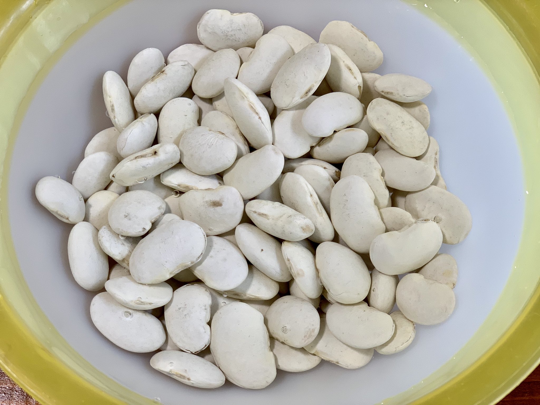 تويتر 海風おねえさん على تويتر 昨日 領収書の整理に没頭していたら豆を焦がしました 懲りずに倍量の白花豆買ってきた 袋には半日浸すと書いてますが半日浸すと割れるので2時間程度で良いと思われます 暖かいので おせち おせち作り 白花豆 T Co